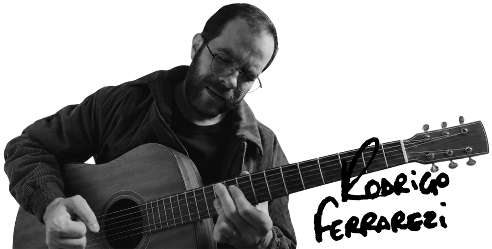 Rodrigo Ferrarezi tocando violão